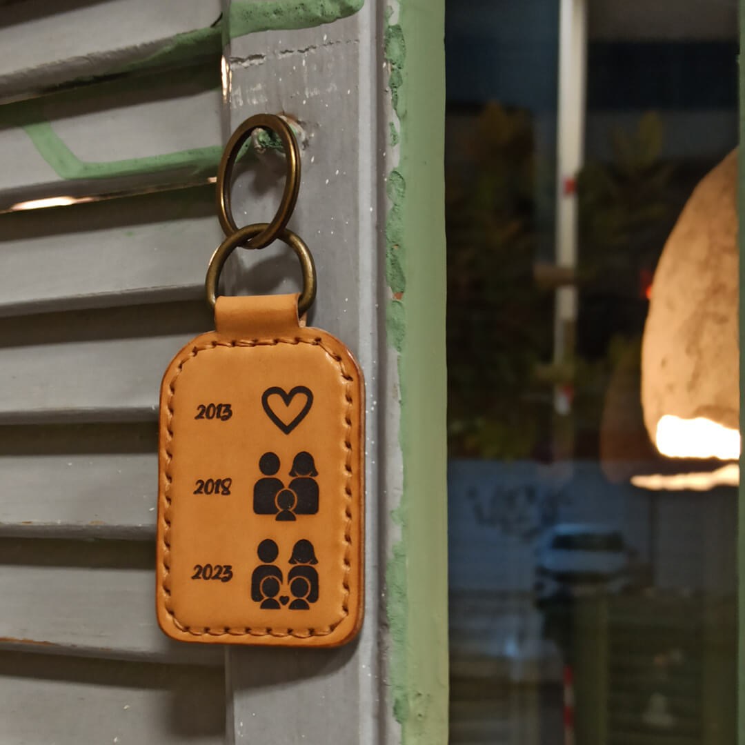 Χειροποίητα και προσωποποιημένα μπρελόκ από δέρμα – ιδανικά για δώρο.