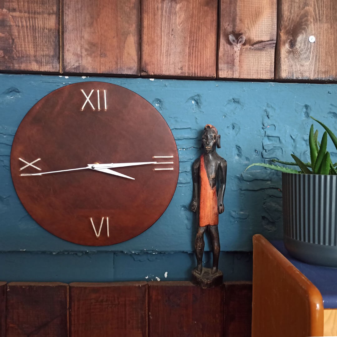 Μοναδικά χειροποίητα ρολόγια τοίχου από ξύλο και δέρμα που χαρίζουν στυλ, ζεστασιά και χαρακτήρα σε κάθε χώρο.