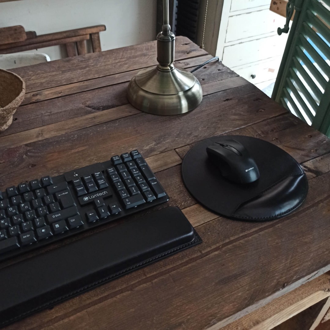 Προσωποποιημένο mouse pad COMMA με χαραγμένα αρχικά ή λογότυπο.