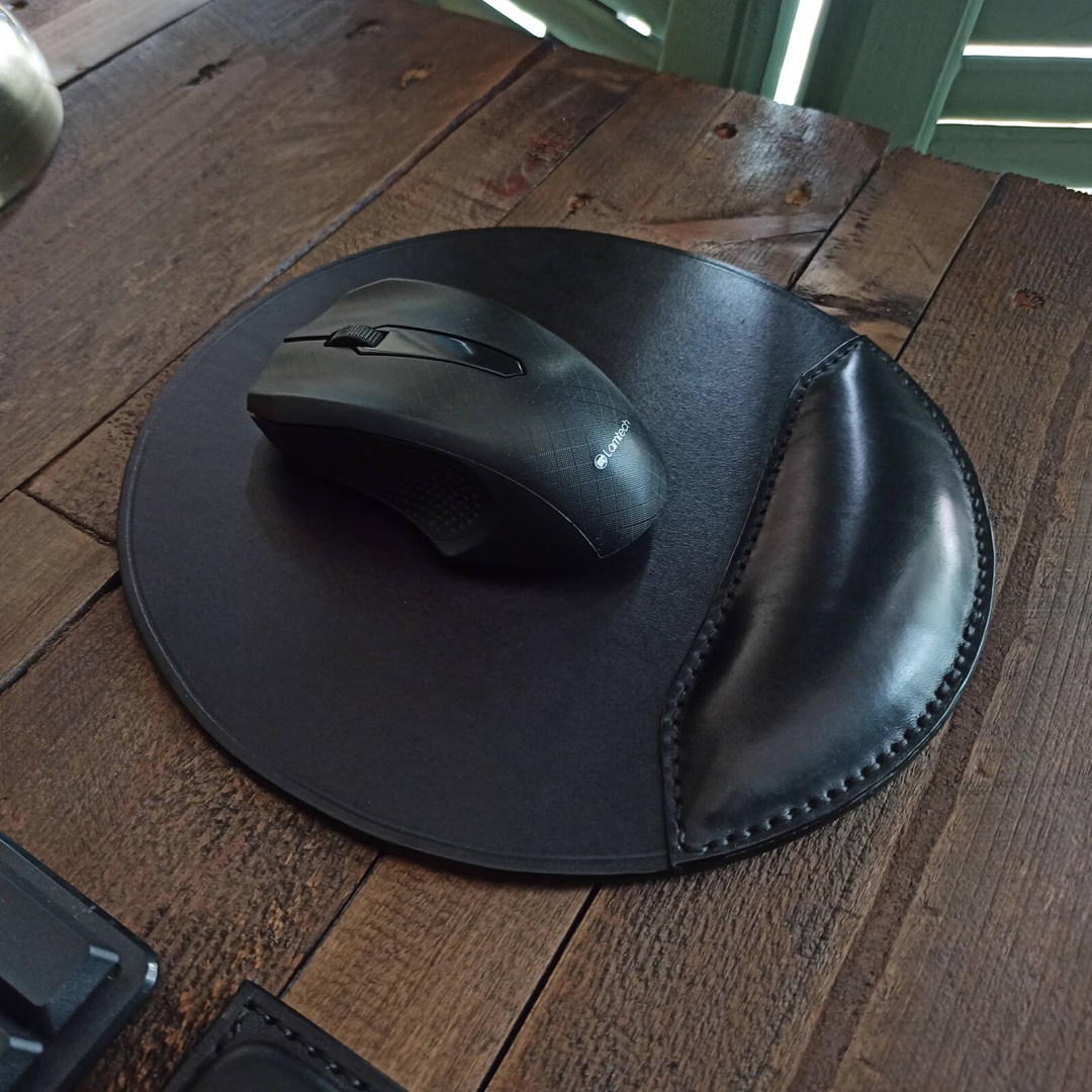 Δερμάτινο mousepad χρώμα μαύρο με μαύρη ραφή
