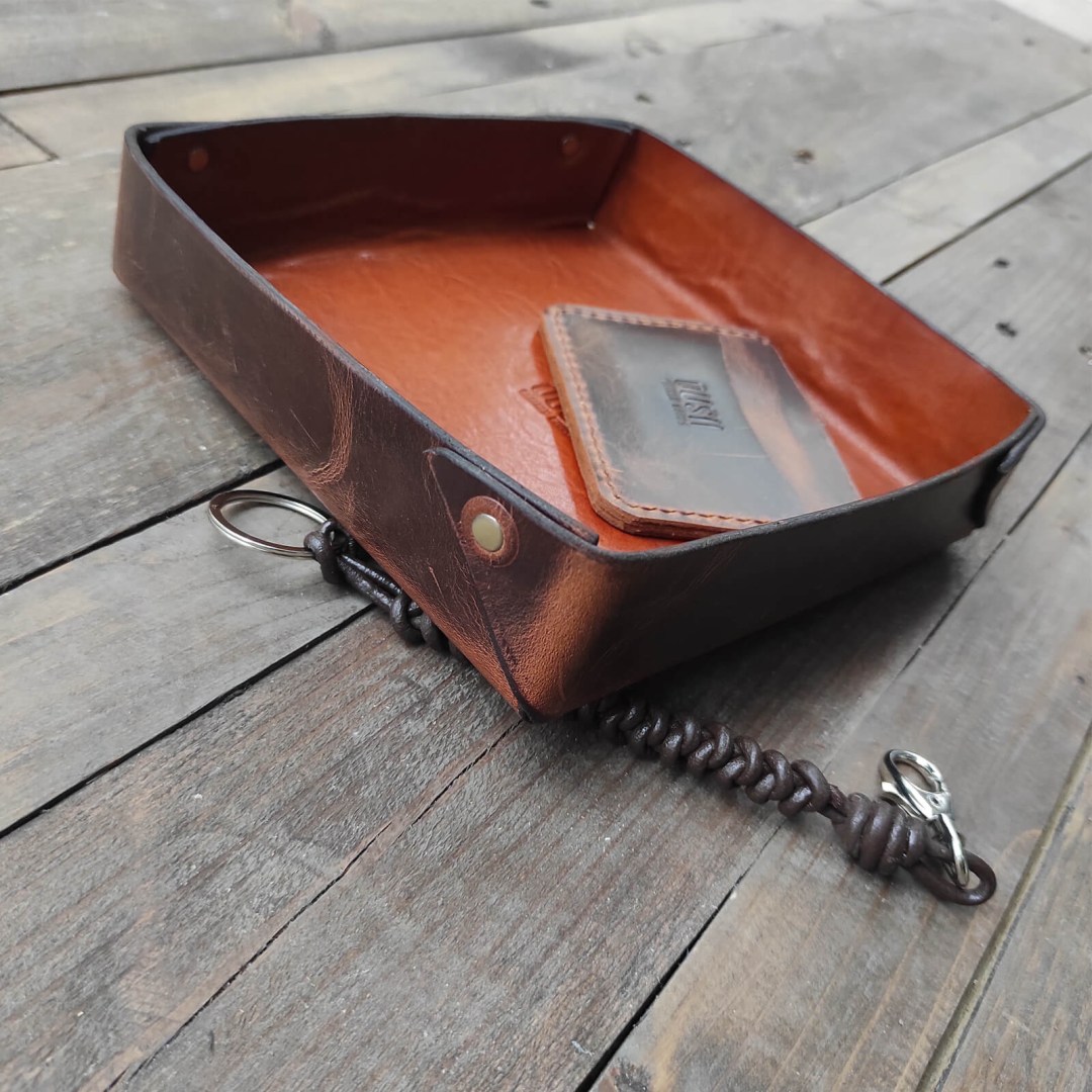 REAR – Δερμάτινος δίσκος οργάνωσης από καφέ δέρμα. 