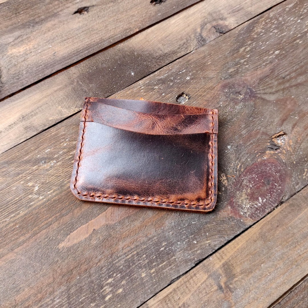 REAR – Θήκη για κάρτες, ραμμένη στο χέρι απο pull-up καφέ δέρμα πίσω όψη
