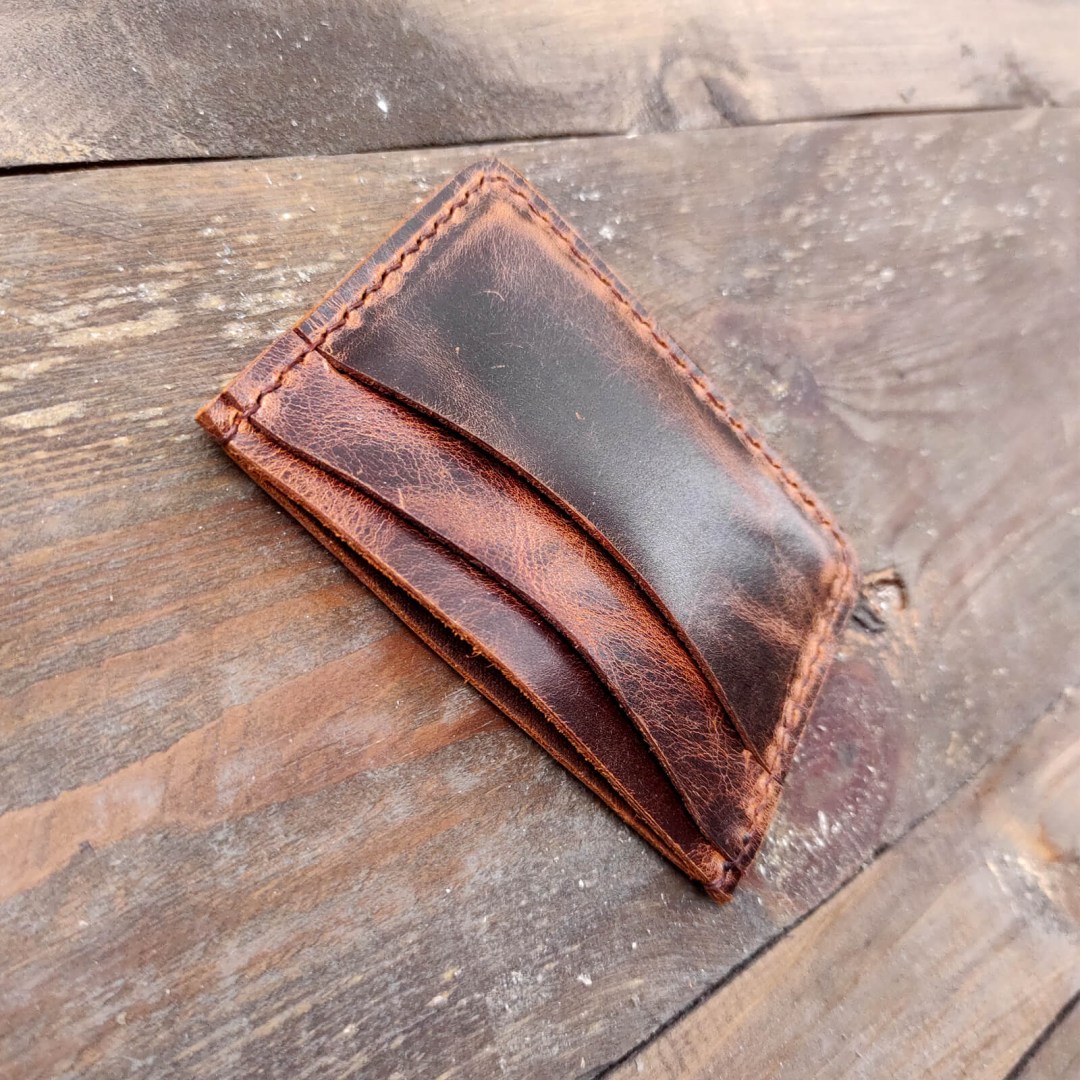 REAR – Θήκη για κάρτες, ραμμένη στο χέρι απο pull-up καφέ δέρμα