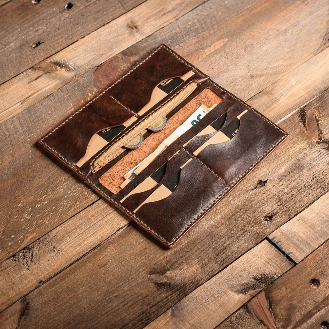 πορτοφόλι με μεγάλη τσέπη με φερμουάρ για κέρματα.