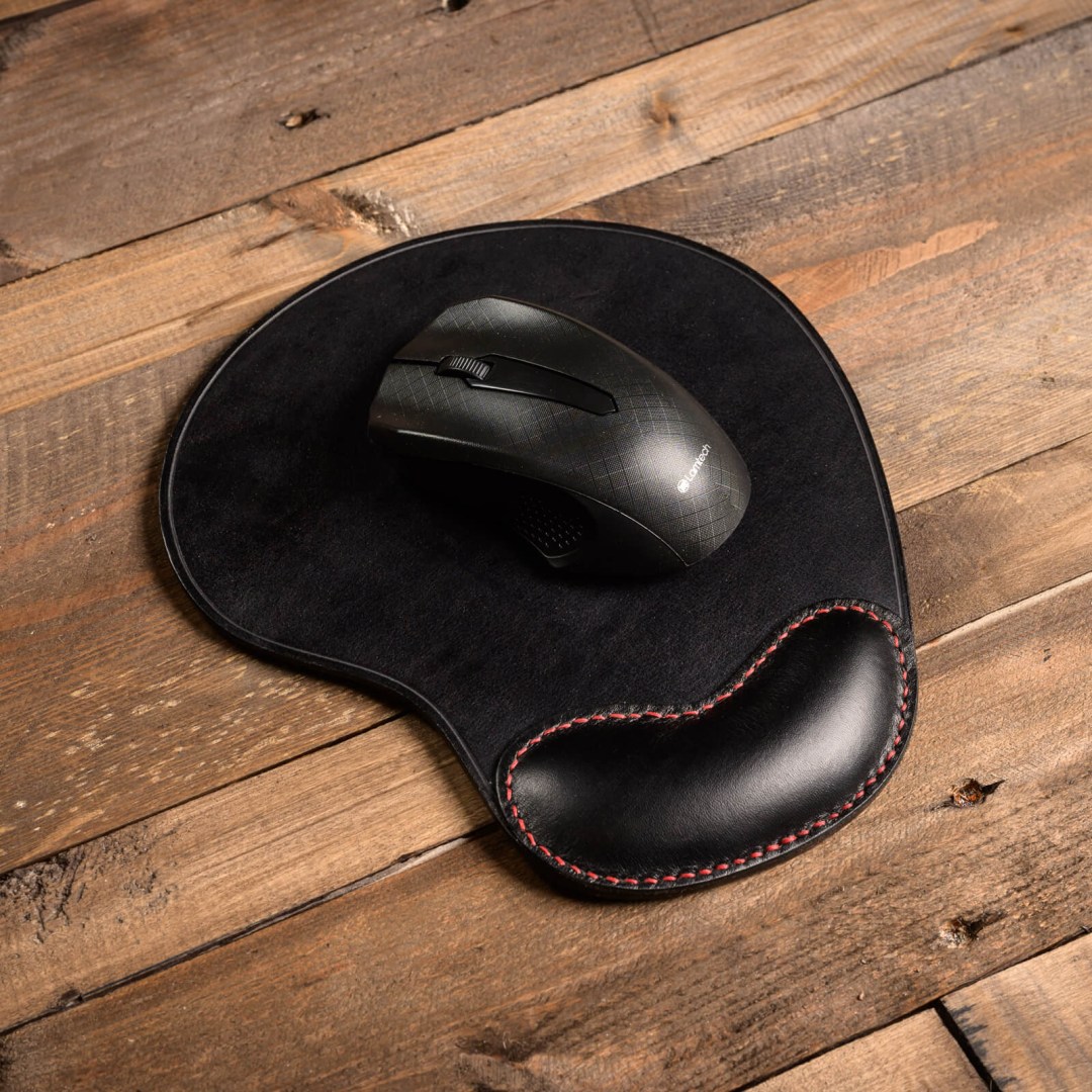 Χειροποίητο δερμάτινο mouse pad με εργονομικό σχήμα και ανατομική στήριξη καρπού. Πάχος 3.5-4 χιλ. Με επίστρωση κεριού μέλισσας.