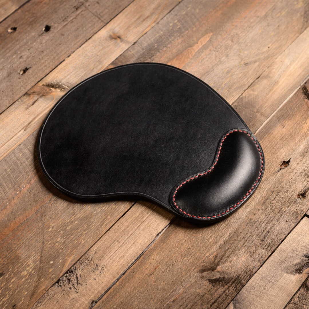 Δερμάτινο εργονομικό mouse pad COMMA σε μαυρο χρώμα με κόκκινη κλωστή.