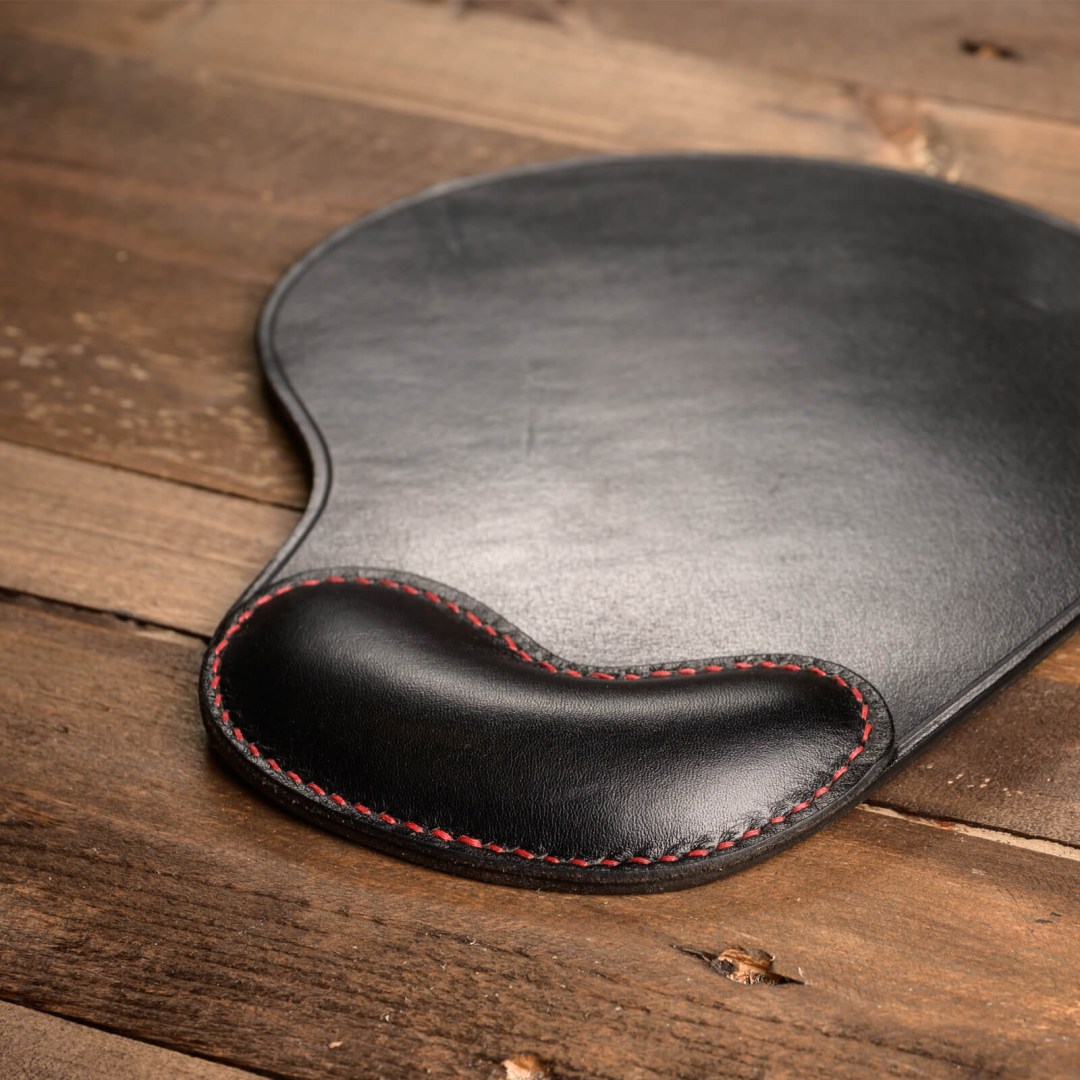 Προσωποποιημένο mouse pad COMMA με χαραγμένα αρχικά ή λογότυπο.