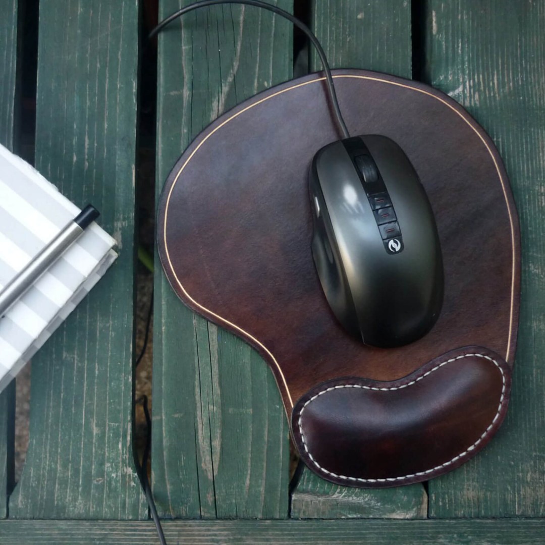 Χειροποίητο δερμάτινο mouse pad με εργονομικό σχήμα και ανατομική στήριξη καρπού. Πάχος 3.5-4 χιλ. Με επίστρωση κεριού μέλισσας.