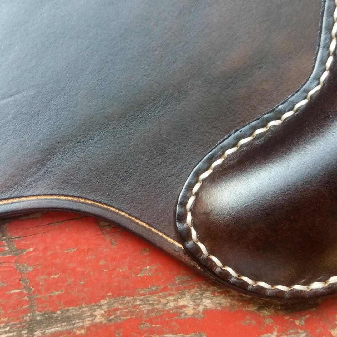 Χειροποίητη ραφή με λευκή κηρωμένη κλωστή στο καφέ mouse pad COMMA