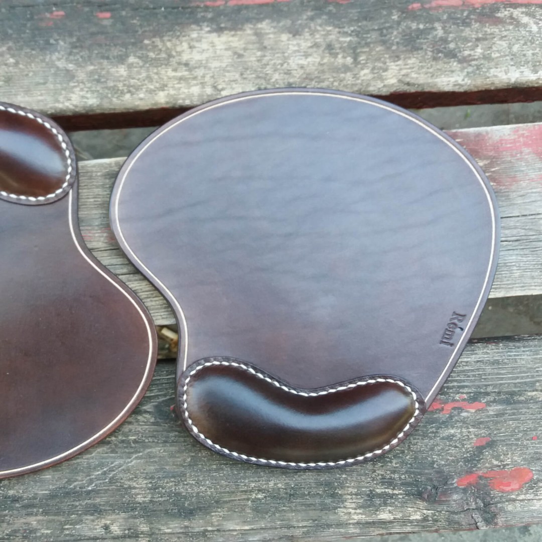 δερμάτινο mouse pad COMMA με εργονομικό σχήμα που αγκαλιάζει το χέρι