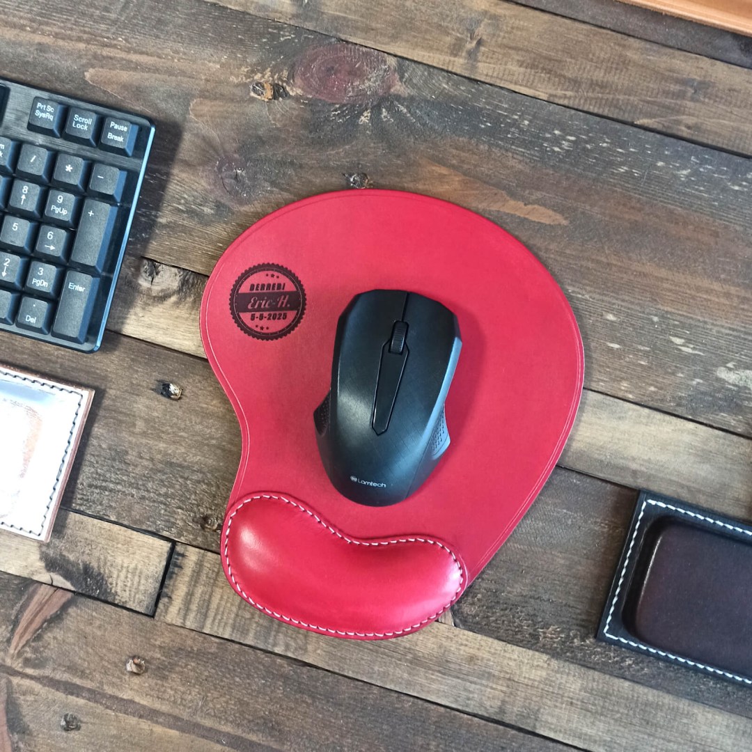 Χειροποίητο δερμάτινο mouse pad με εργονομικό σχήμα και ανατομική στήριξη καρπού. Πάχος 3.5-4 χιλ. Με επίστρωση κεριού μέλισσας.