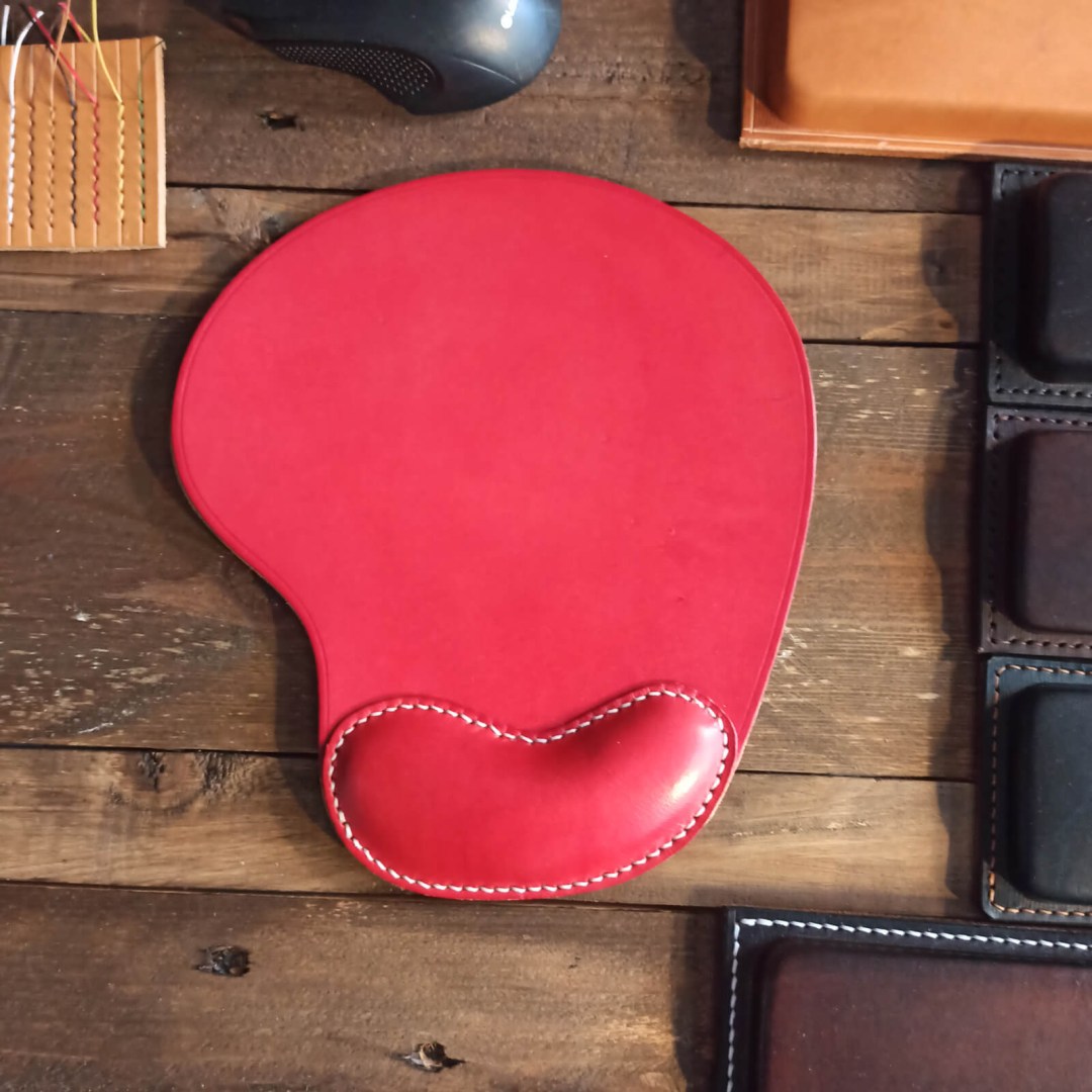 Δερμάτινο εργονομικό mouse pad COMMA σε κόκκινο χρώμα με στήριξη καρπού.