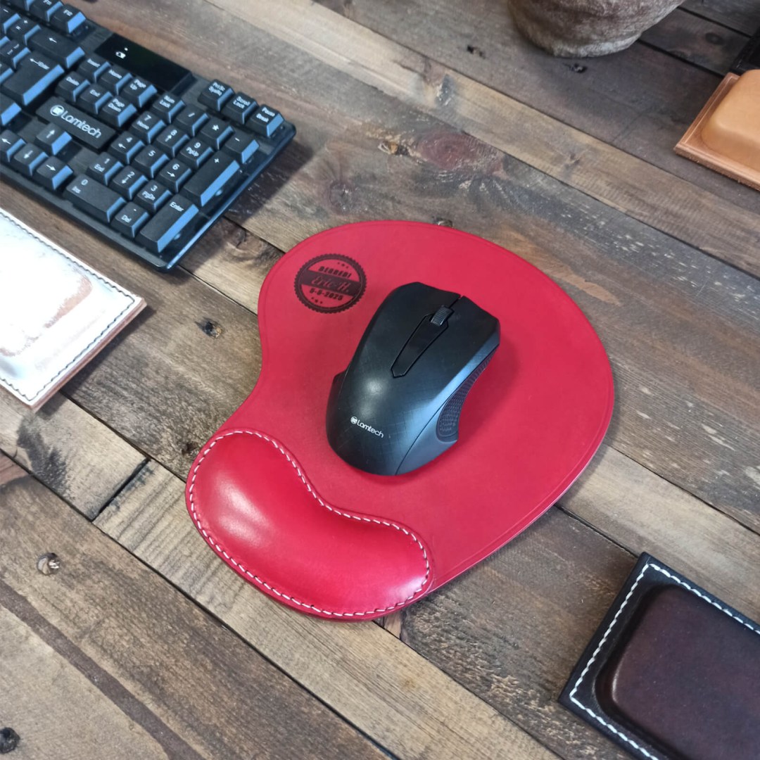 Προσωποποιημένο mouse pad COMMA με χαραγμένα αρχικά ή λογότυπο.