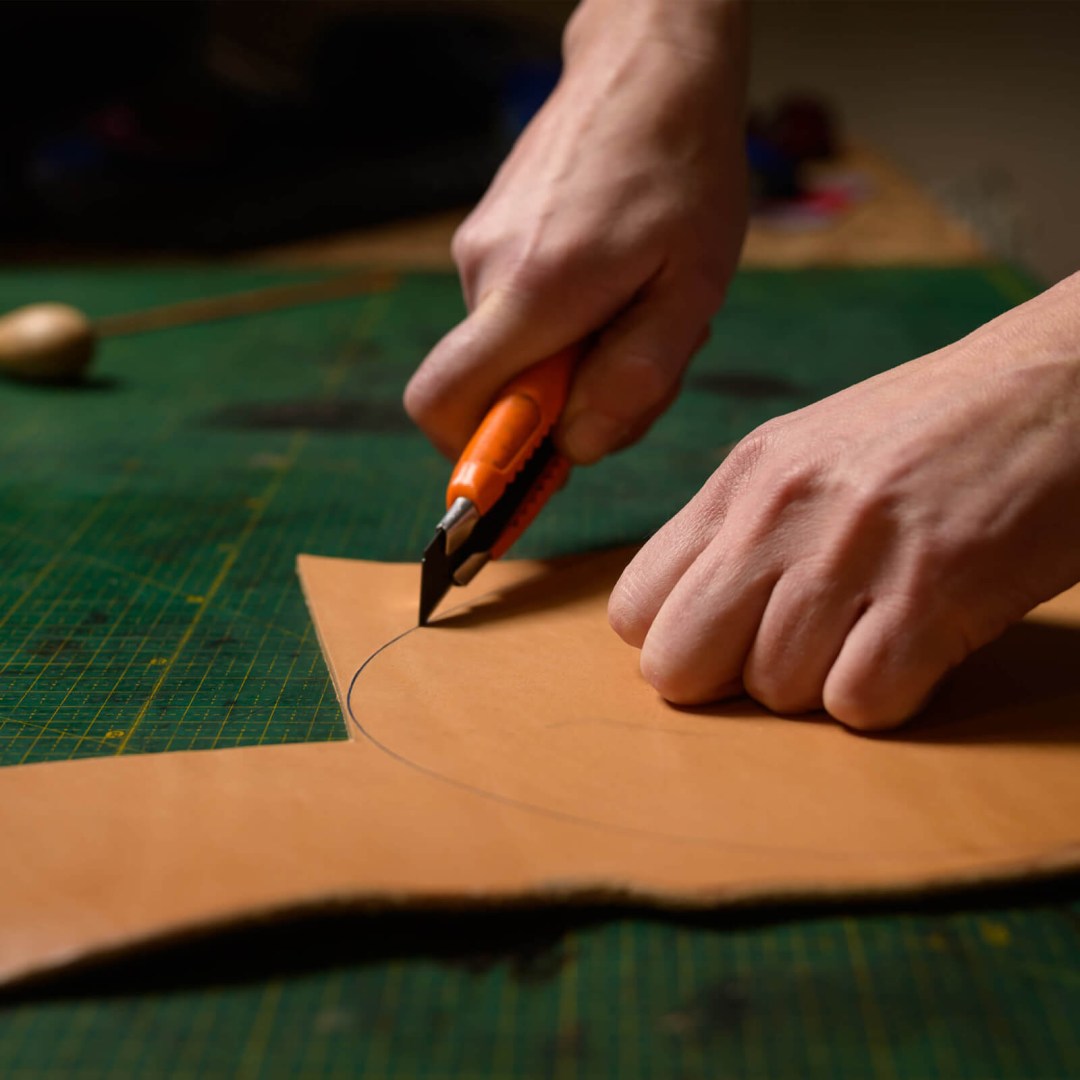 Handmade δερμάτινο mouse pad με εργονομικό σχήμα και ανατομική στήριξη καρπού.