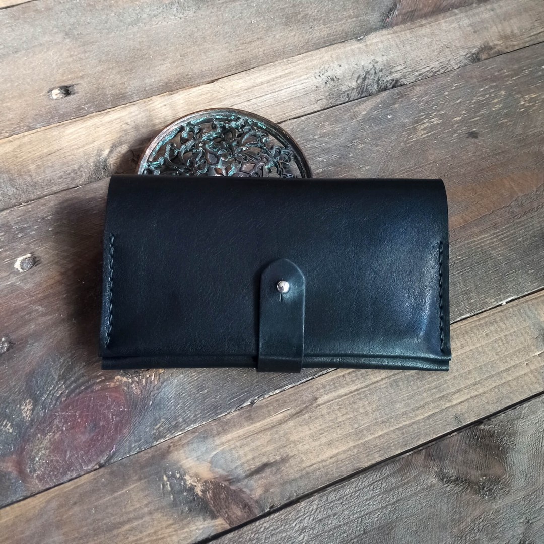 Delphi – μαύρη Δερμάτινη Καπνοθήκη με βιδωτό κούμπωμα, μπροστά όψη