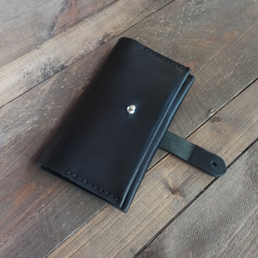 Delphi – Μαύρη Δερμάτινη Καπνοθήκη με βιδωτό κούμπωμα