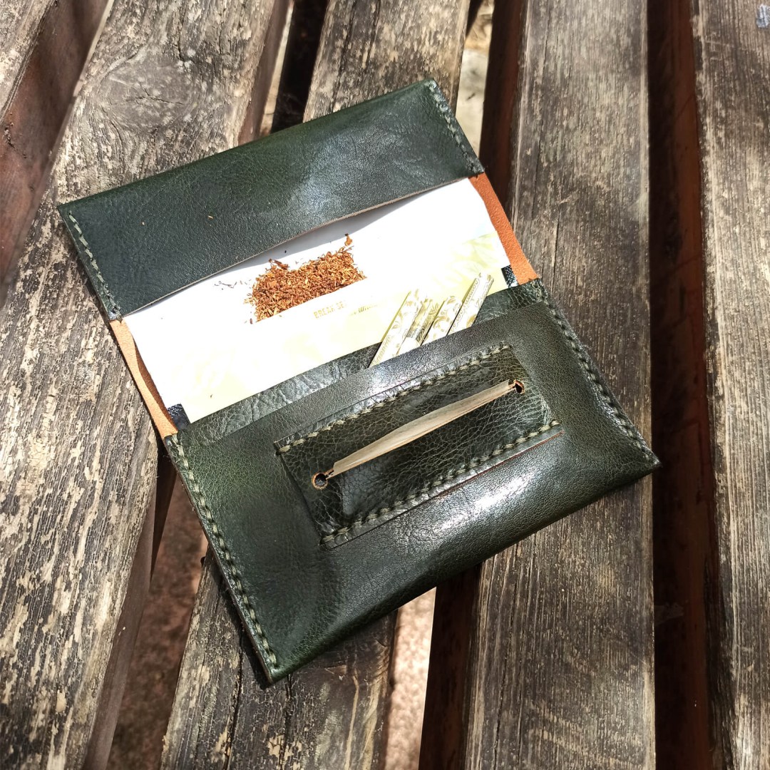 Delphi – Πράσινη Δερμάτινη Καπνοθήκη με βιδωτό κούμπωμα