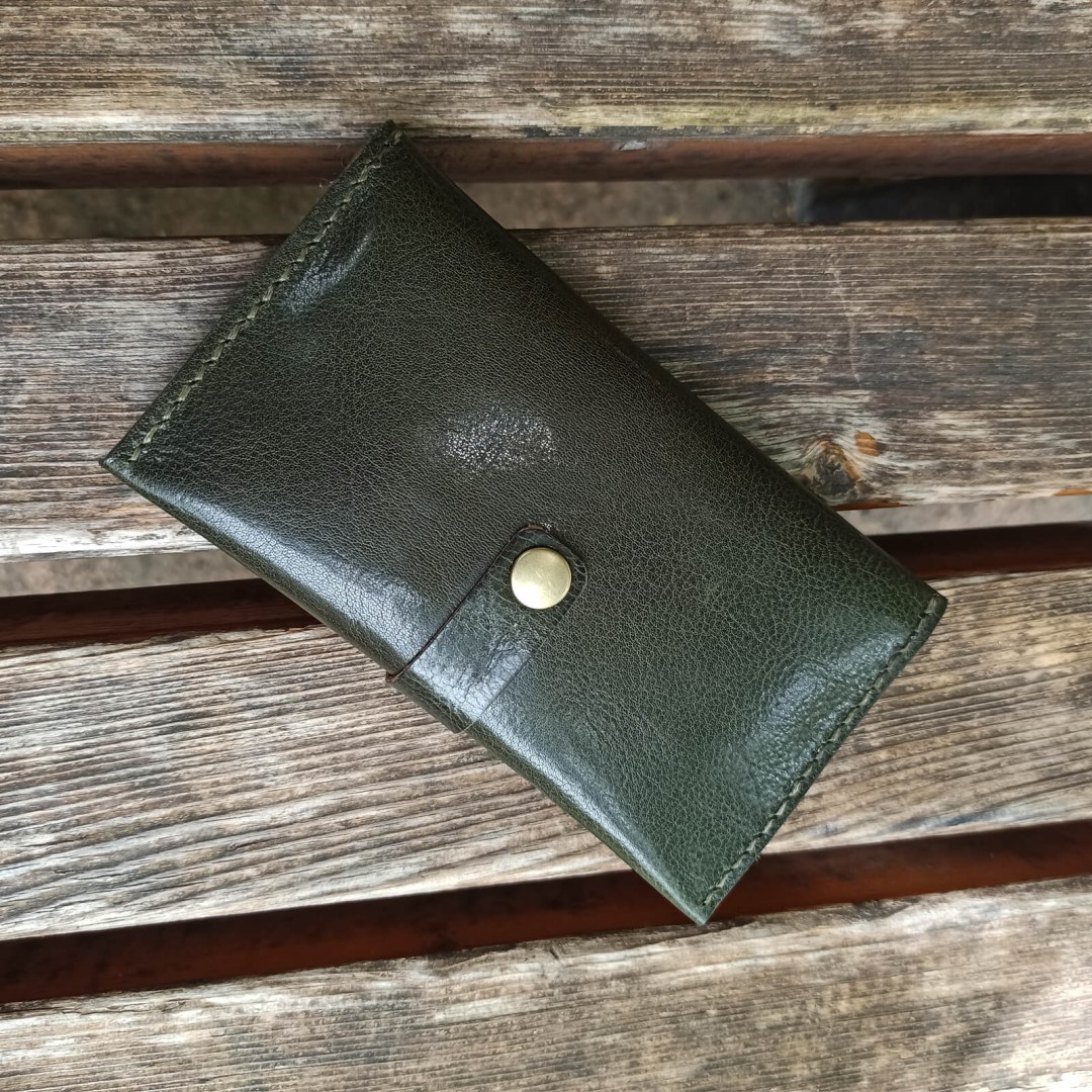 Delphi – Πράσινη Δερμάτινη Καπνοθήκη με βιδωτό κούμπωμα, πίσω όψη