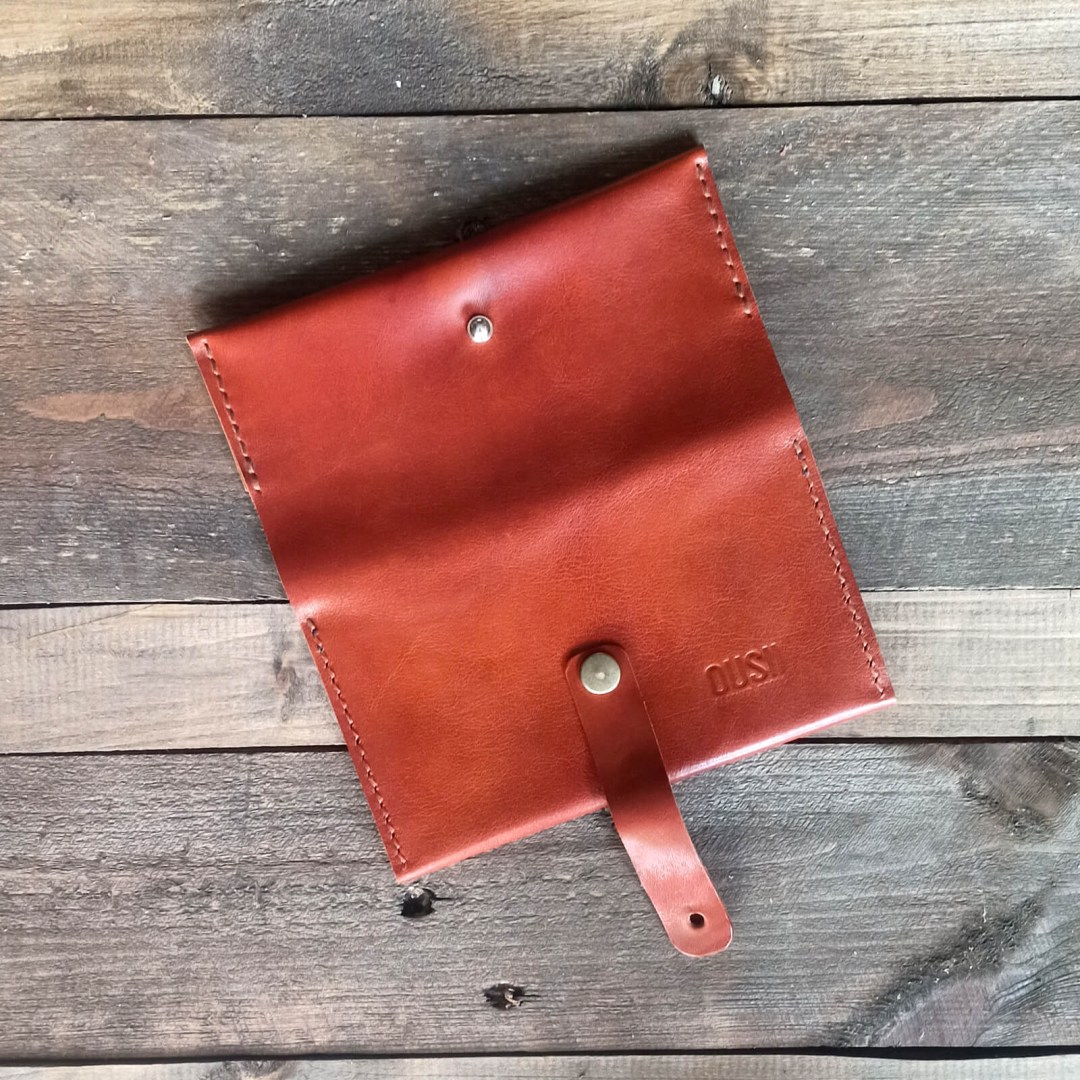 Delphi – ταμπά δερμάτινη καπνοθήκη με βιδωτό κούμπωμα, πίσω όψη