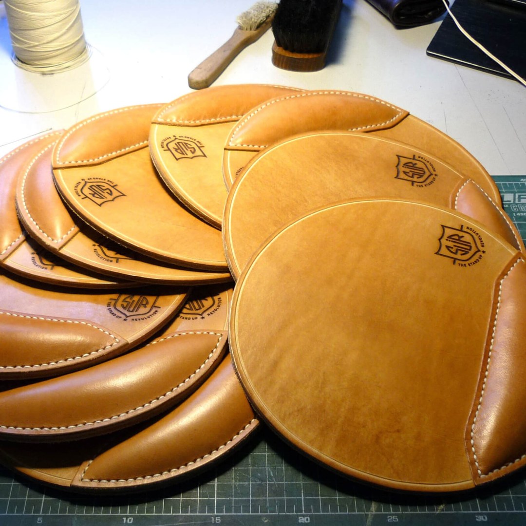 Χειροποίητο στρογγυλό mouse pad από δέρμα, με ανατομική στήριξη καρπού. Διάμετρος 22,5 εκ., πάχος 3.5-4 χιλ. Με δυνατότητα εξατομίκευσης. 