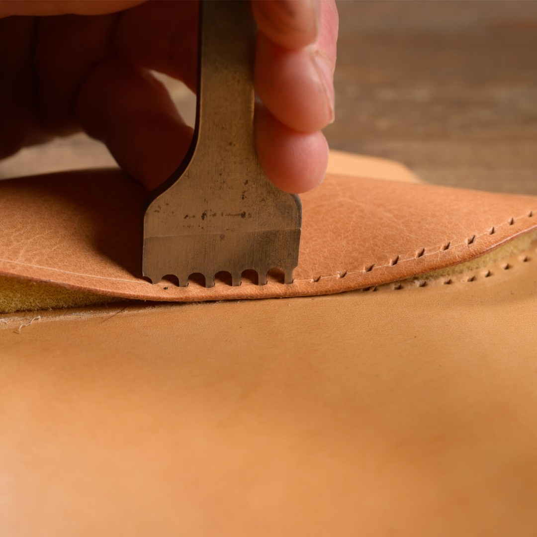 Handmade δερμάτινο mouse pad DOT σε φυσικό χρώμα.