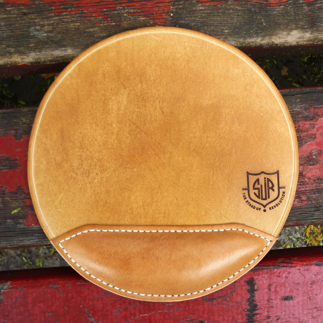 Χειροποίητο στρογγυλό mouse pad από δέρμα, με ανατομική στήριξη καρπού. Διάμετρος 22,5 εκ., πάχος 3.5-4 χιλ. Με επίστρωση κεριού μέλισσας.