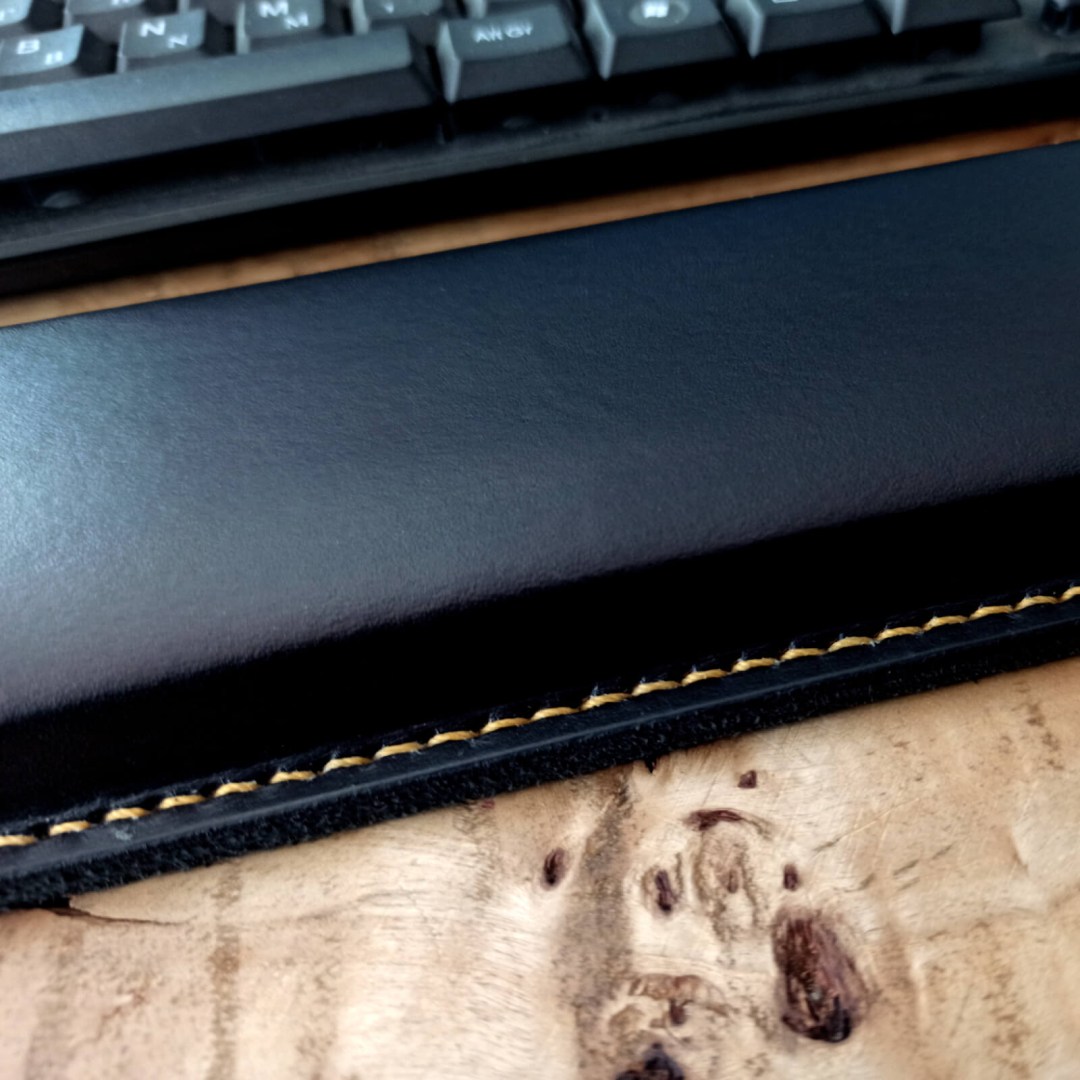 ERGON - Στήριγμα καρπού για πληκτρολόγιο, μαύρο δέρμα με κίτρινη ραφή