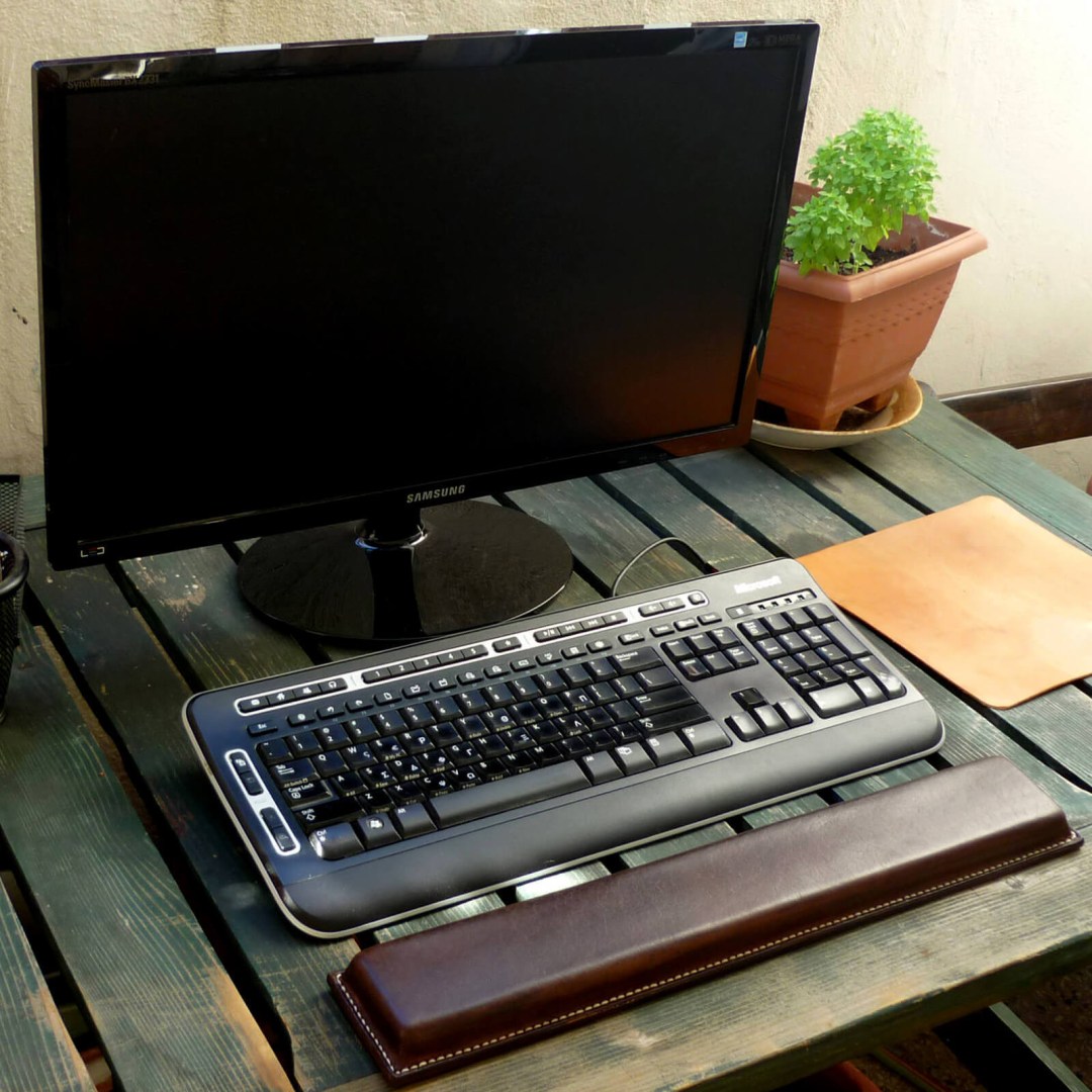 ERGON - Στήριγμα καρπού για πληκτρολόγιο, καφέ δέρμα με λευκή ραφή - OUSI