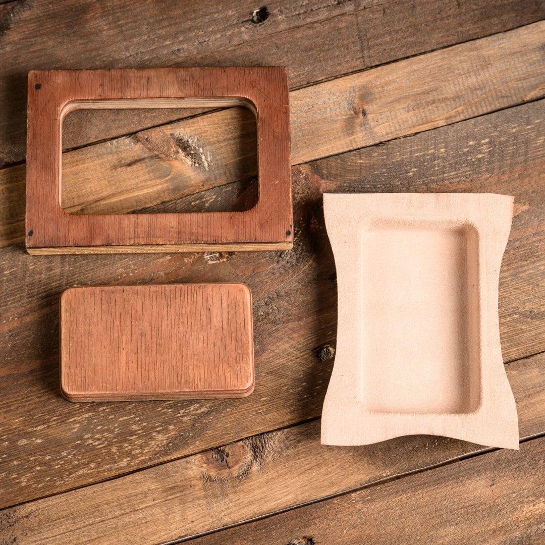 ergon-keyboard-arm-support-brown-leather-white-thread-1