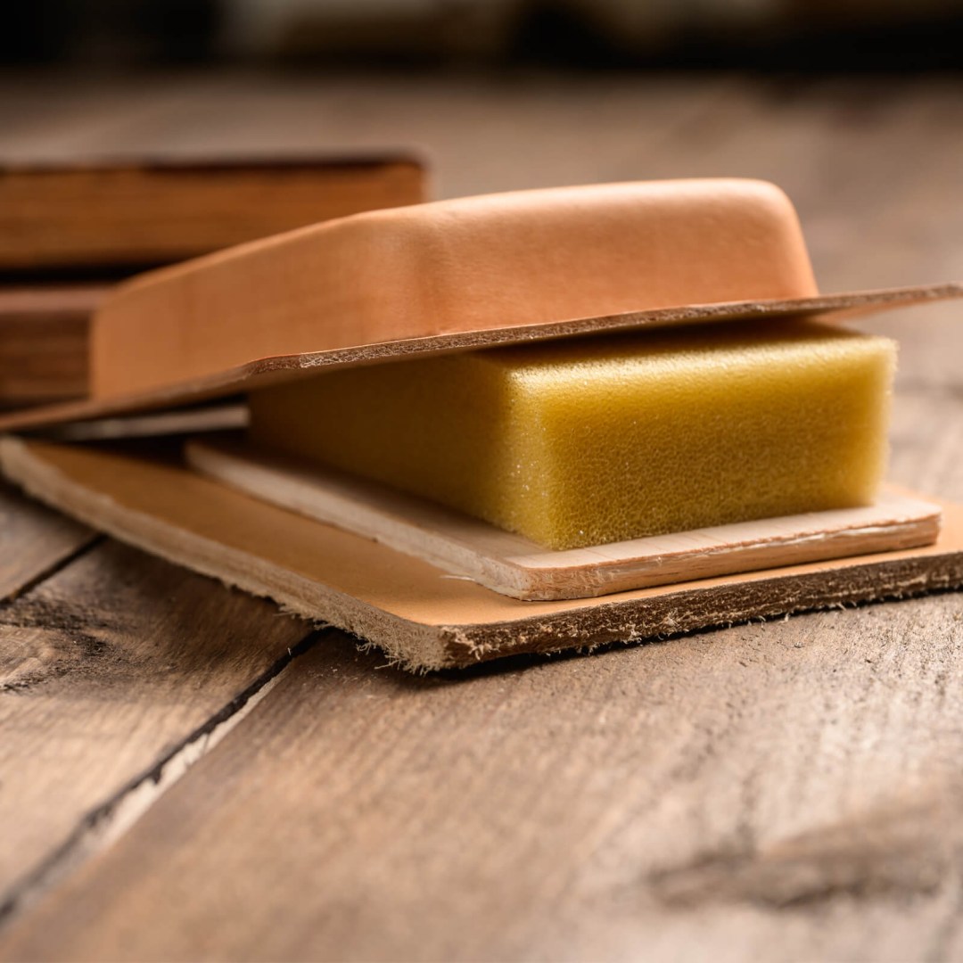 ergon-keyboard-arm-support-brown-leather-white-thread-1