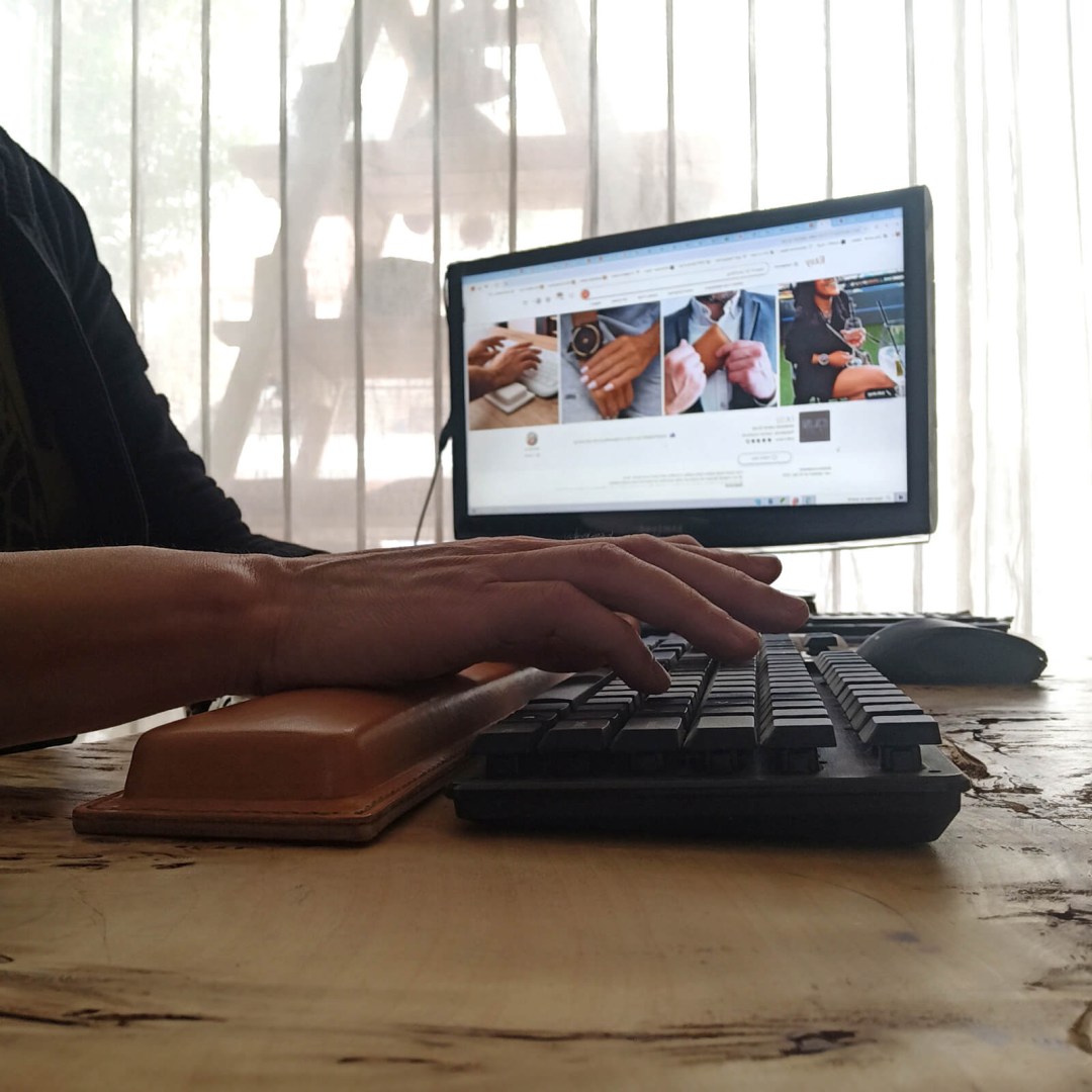 ERGON - Στήριγμα καρπού για πληκτρολόγιο, μπέζ δέρμα με κίτρινη ραφή - OUSI