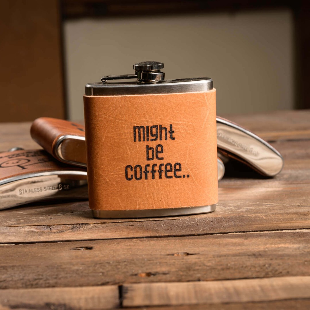 Φλασκί ανοξείδωτο 6oz με επένδυση από δέρμα και χάραξη MIGHT BE COFFFEE