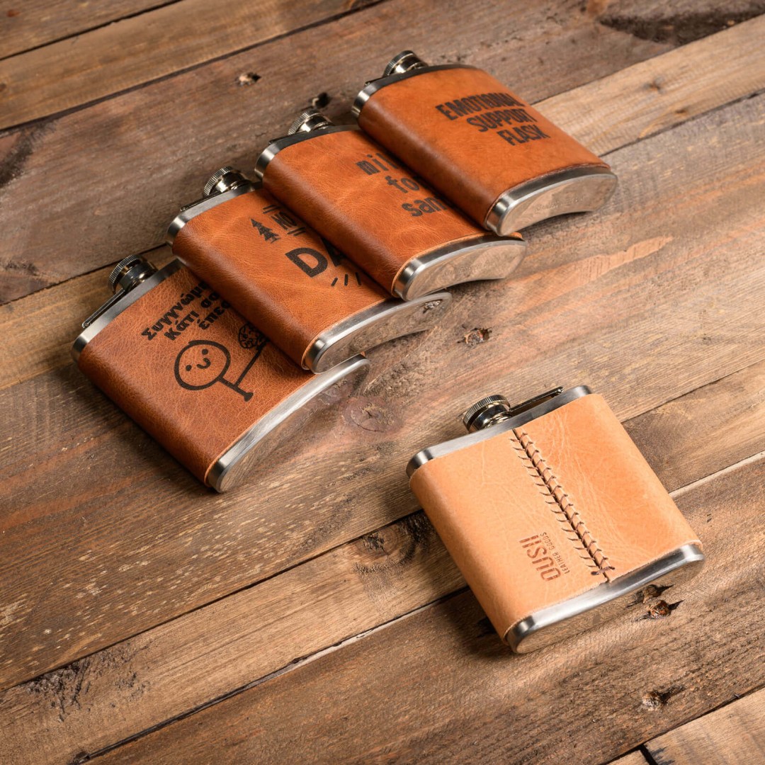 Φλασκί ανοξείδωτο 6oz με επένδυση από δέρμα και χάραξη MIGHT BE COFFFEE