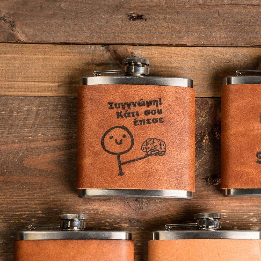 Φλασκί ανοξείδωτο 6oz με επένδυση από δέρμα και χάραξη Κάτι σου έπεσε!