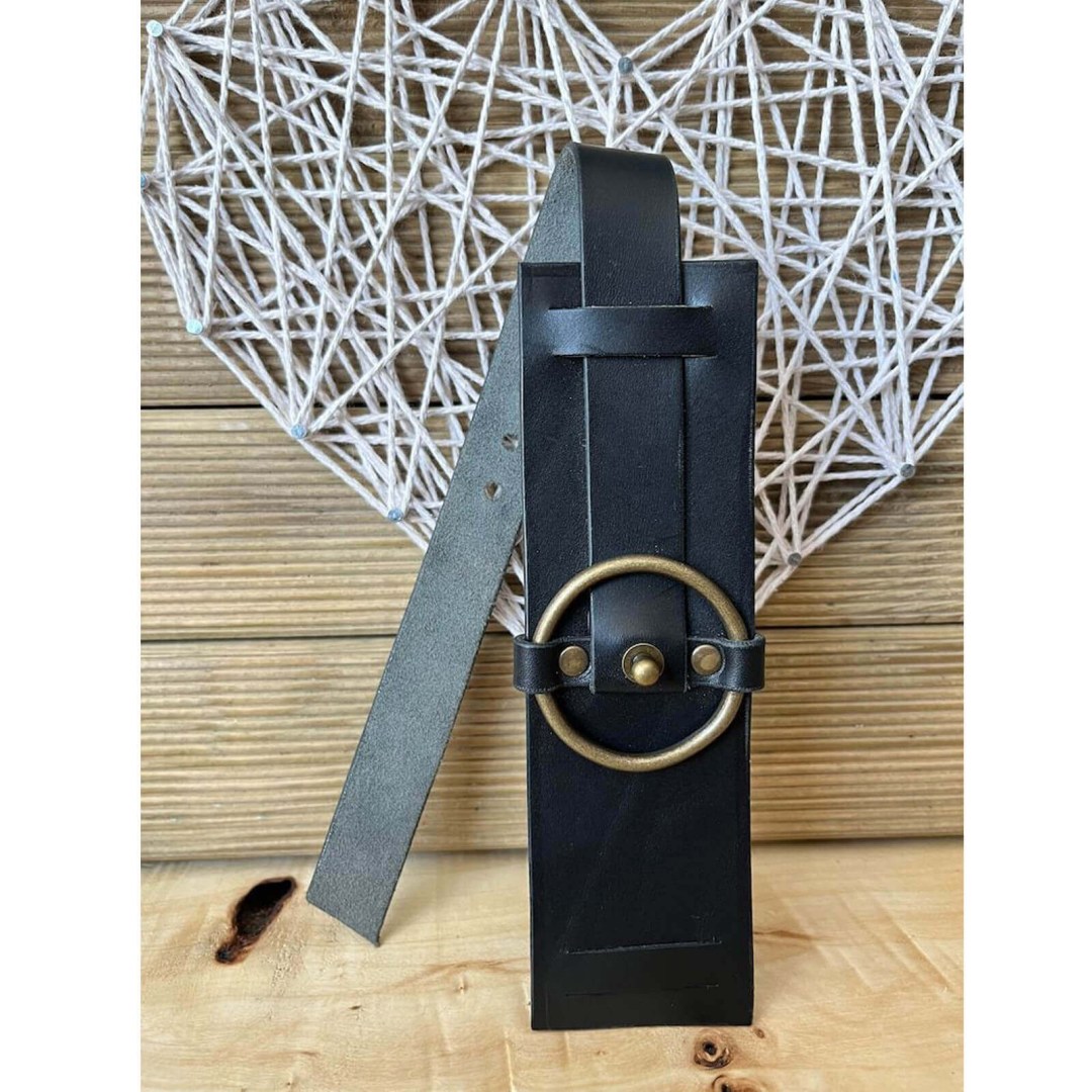 Μαύρο δερμάτινο βραχιόλι με μεγάλο κρίκο και ρυθμιζόμενο κούμπωμα.