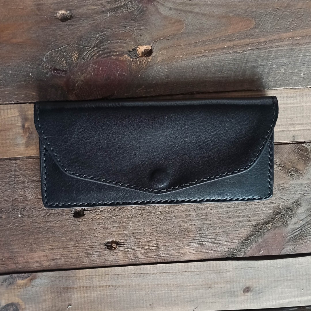 Δερμάτινο πορτοφόλι Lydia σε μαύρο χρώμα, χειροποίητη ραφή και φυσική υφή γνήσιου δέρματος.