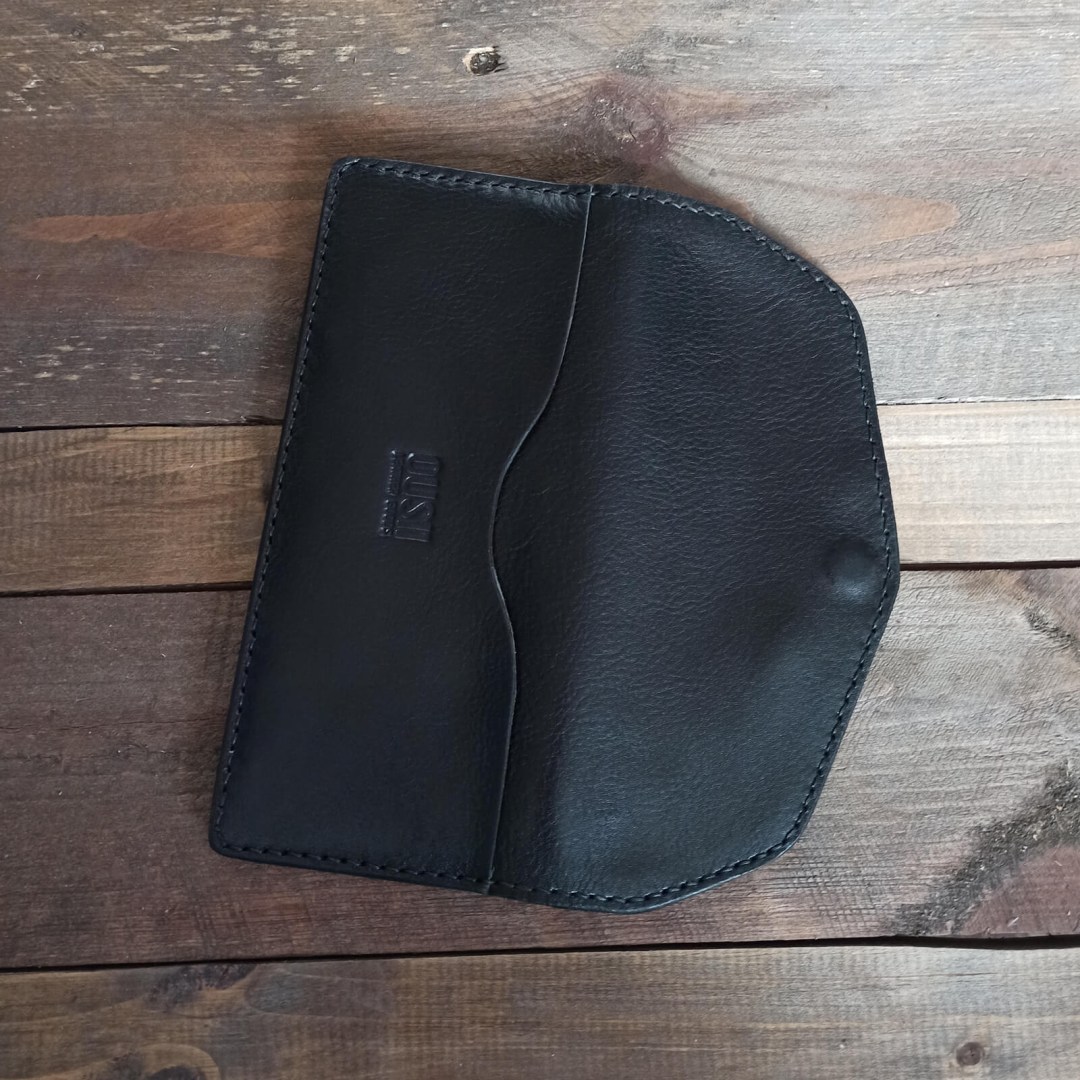 Πίσω όψη του πορτοφολιού Lydia με χαραγμένο το λογότυπο OUSI