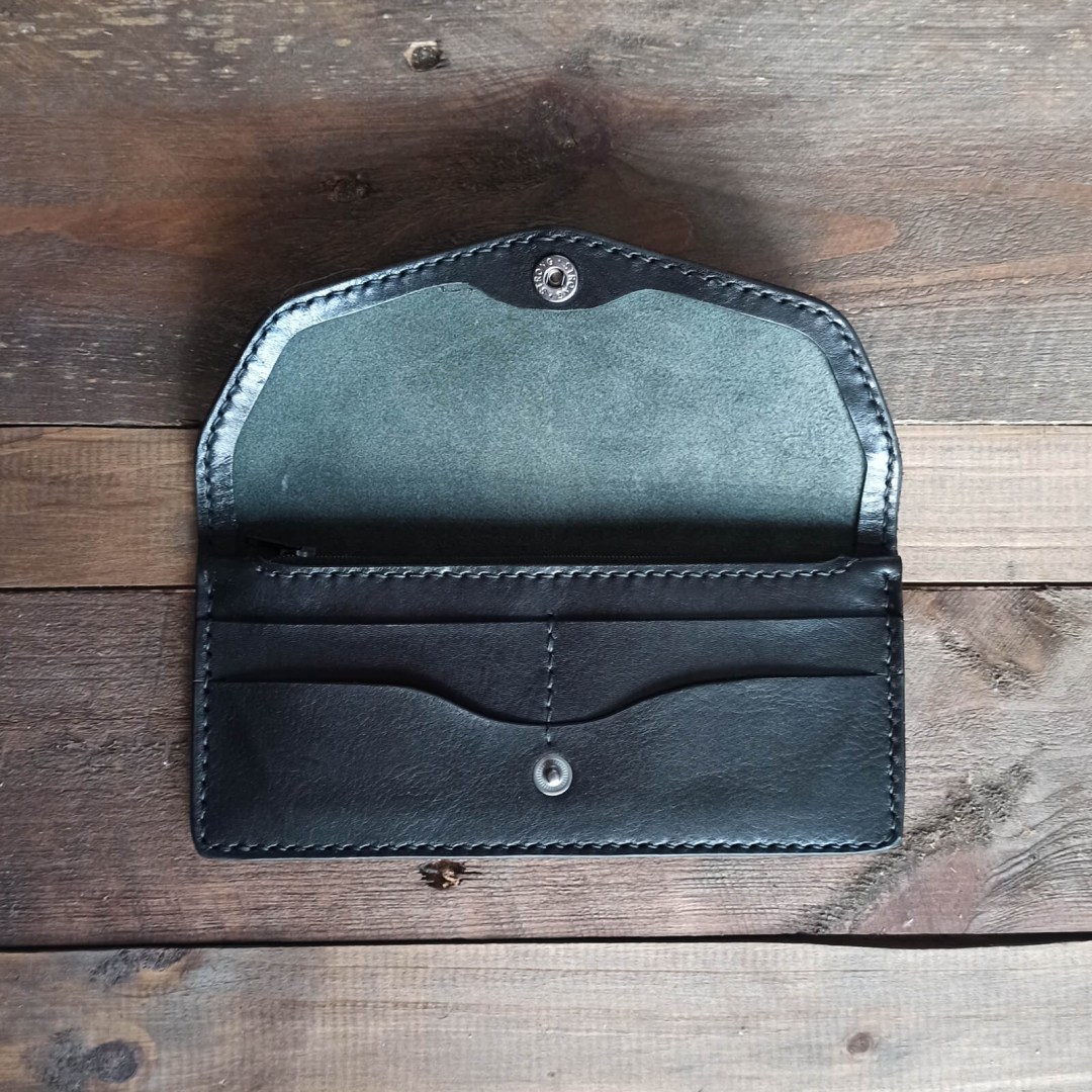 Χειροποίητο γυναικείο δερμάτινο πορτοφόλι Lydia ανοιχτό, με εμφανείς θήκες για κάρτες και χαρτονομίσματα