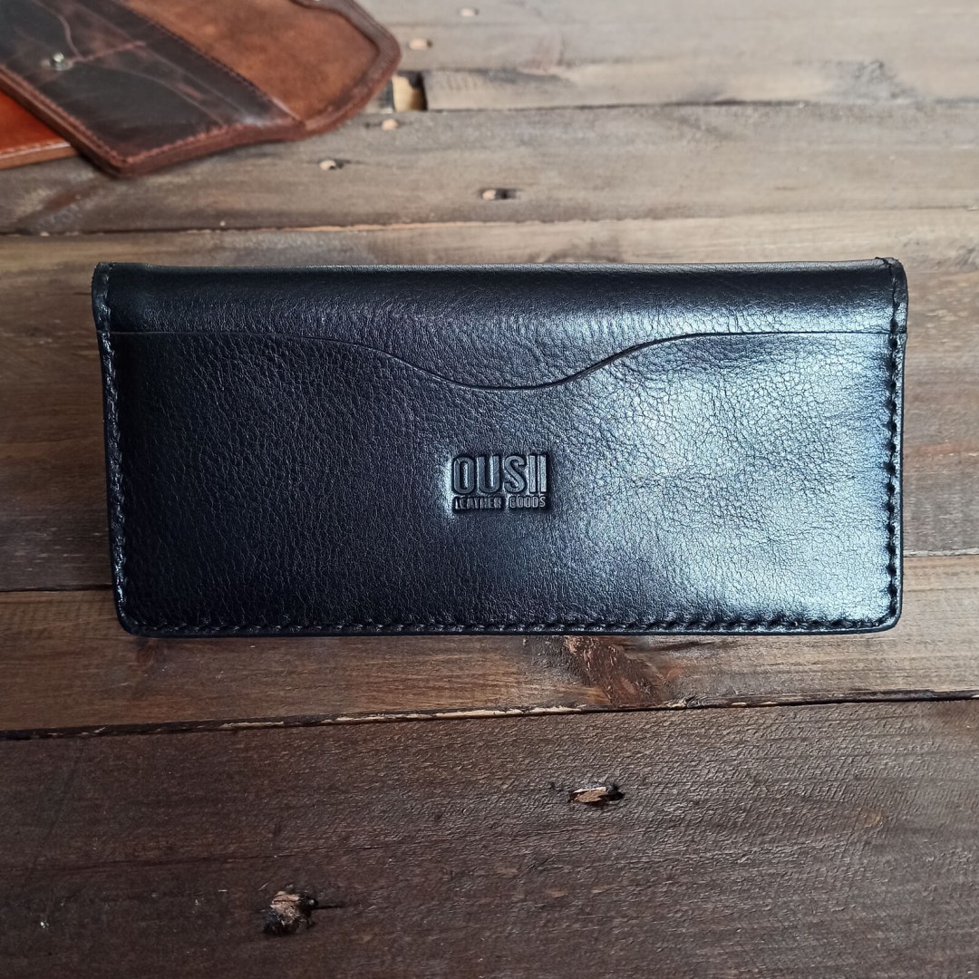 Λεπτομέρεια από το δέρμα και τη ραφή του πορτοφολιού Lydia, που αναδεικνύει την ιδιαίτερη υφή και το χειροποίητο φινίρισμα.