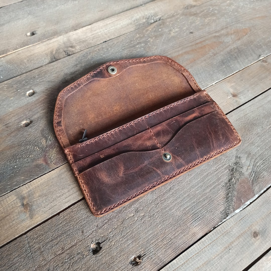 Δερμάτινο πορτοφόλι Lydia σε καφέ απόχρωση, χειροποίητη ραφή και φυσική υφή γνήσιου δέρματος.