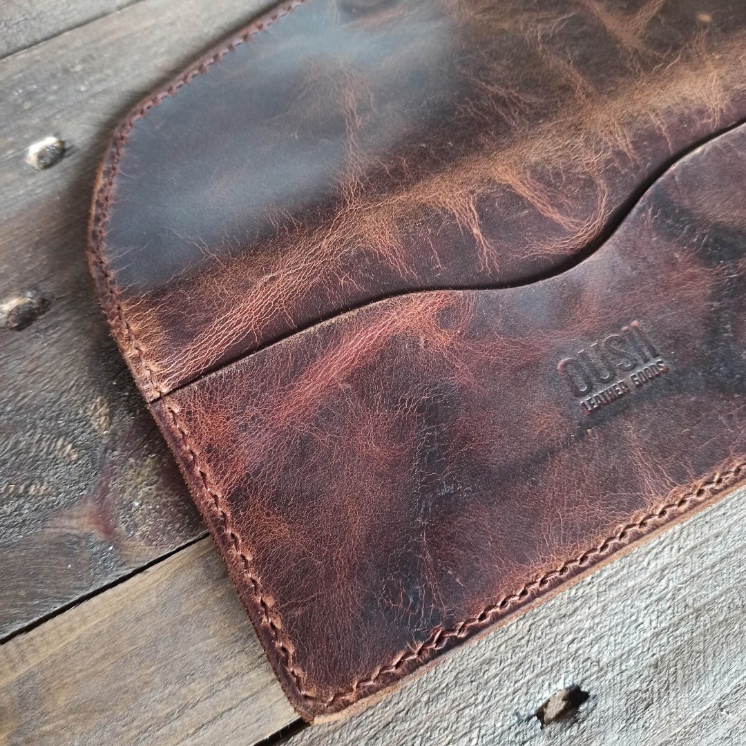 Λεπτομέρεια από το δέρμα και τη ραφή του πορτοφολιού Lydia, που αναδεικνύει την ιδιαίτερη υφή και το χειροποίητο φινίρισμα.