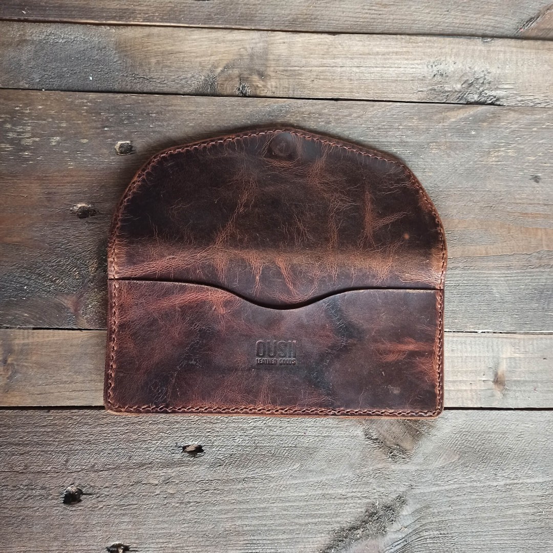 Πίσω όψη του πορτοφολιού Lydia με χαραγμένο το λογότυπο OUSI