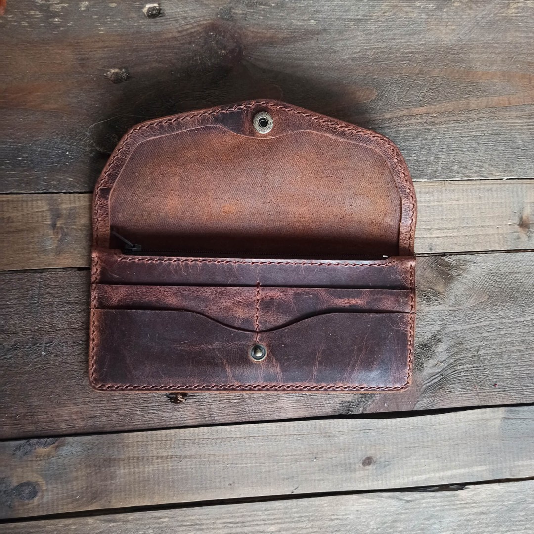 Χειροποίητο γυναικείο δερμάτινο πορτοφόλι Lydia ανοιχτό, με εμφανείς θήκες για κάρτες και χαρτονομίσματα