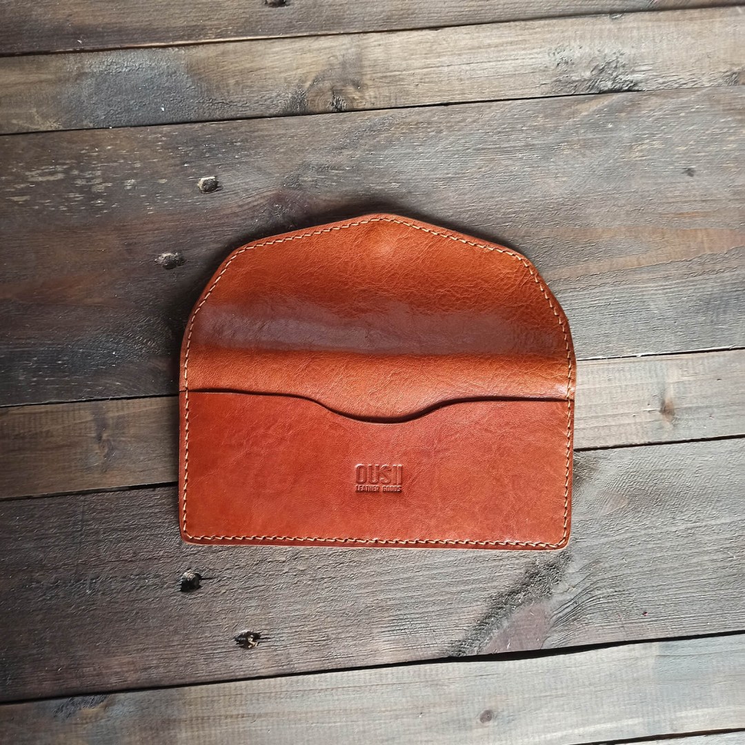 Πίσω όψη του πορτοφολιού Lydia με χαραγμένο το λογότυπο OUSI