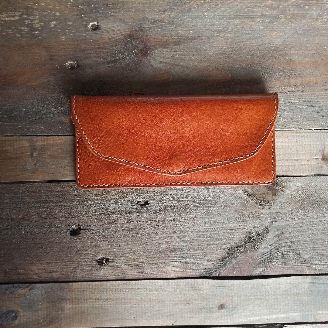 Δερμάτινο πορτοφόλι Lydia σε ταμπά χρώμα, χειροποίητη ραφή και φυσική υφή γνήσιου δέρματος.