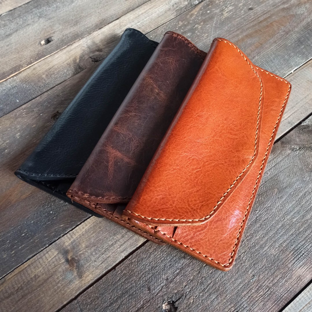 Λεπτομέρεια από το δέρμα και τη ραφή του πορτοφολιού Lydia, που αναδεικνύει την ιδιαίτερη υφή και το χειροποίητο φινίρισμα.