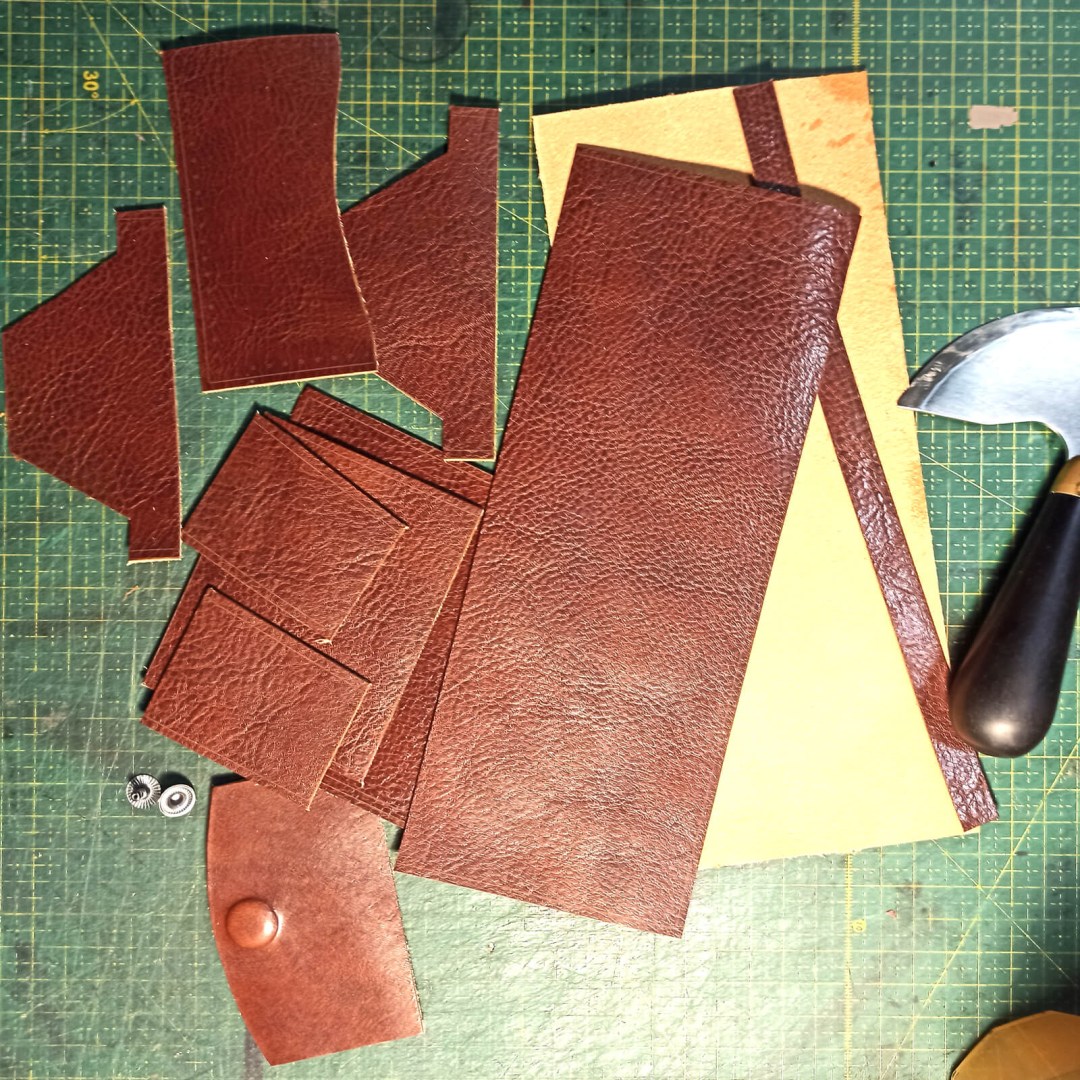 Δερμάτινο ταμπά πορτοφόλι NOSTOS – φτιαγμένο στο χέρι, κλασικό και ανθεκτικό.