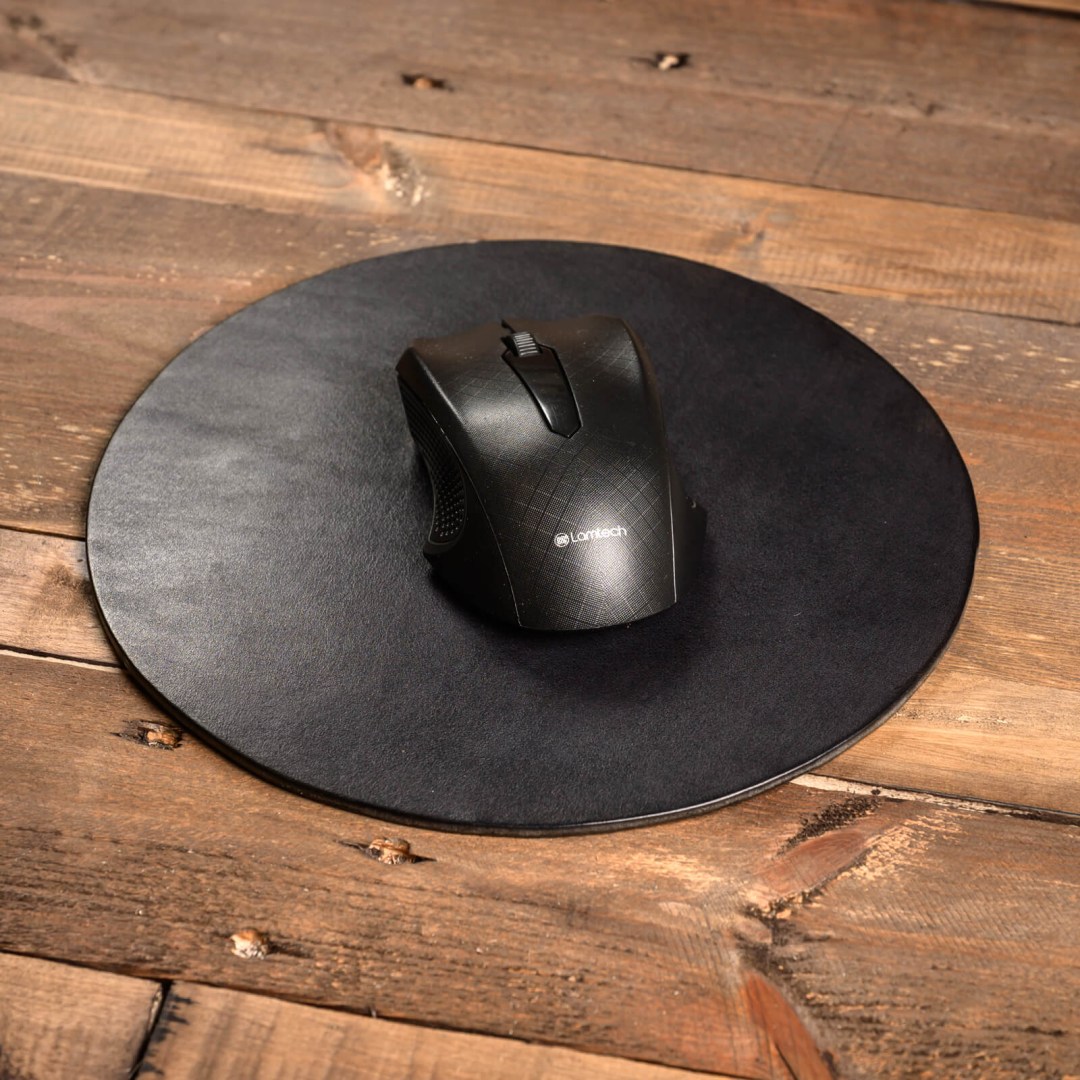 στρογγυλό μαύρο mousepad