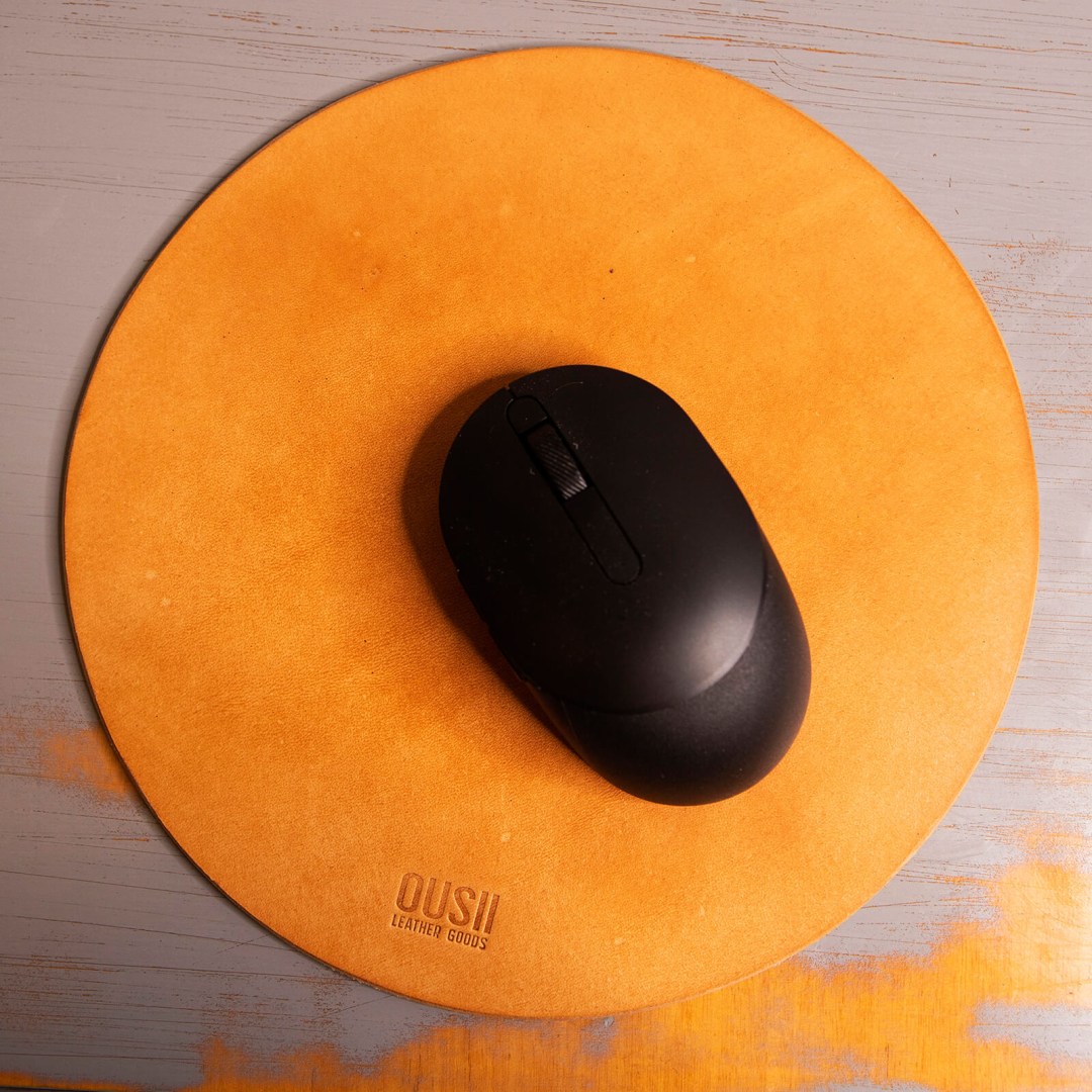 στρογγυλό δερμάτινο mousepad σε στάμπα λογότυπο