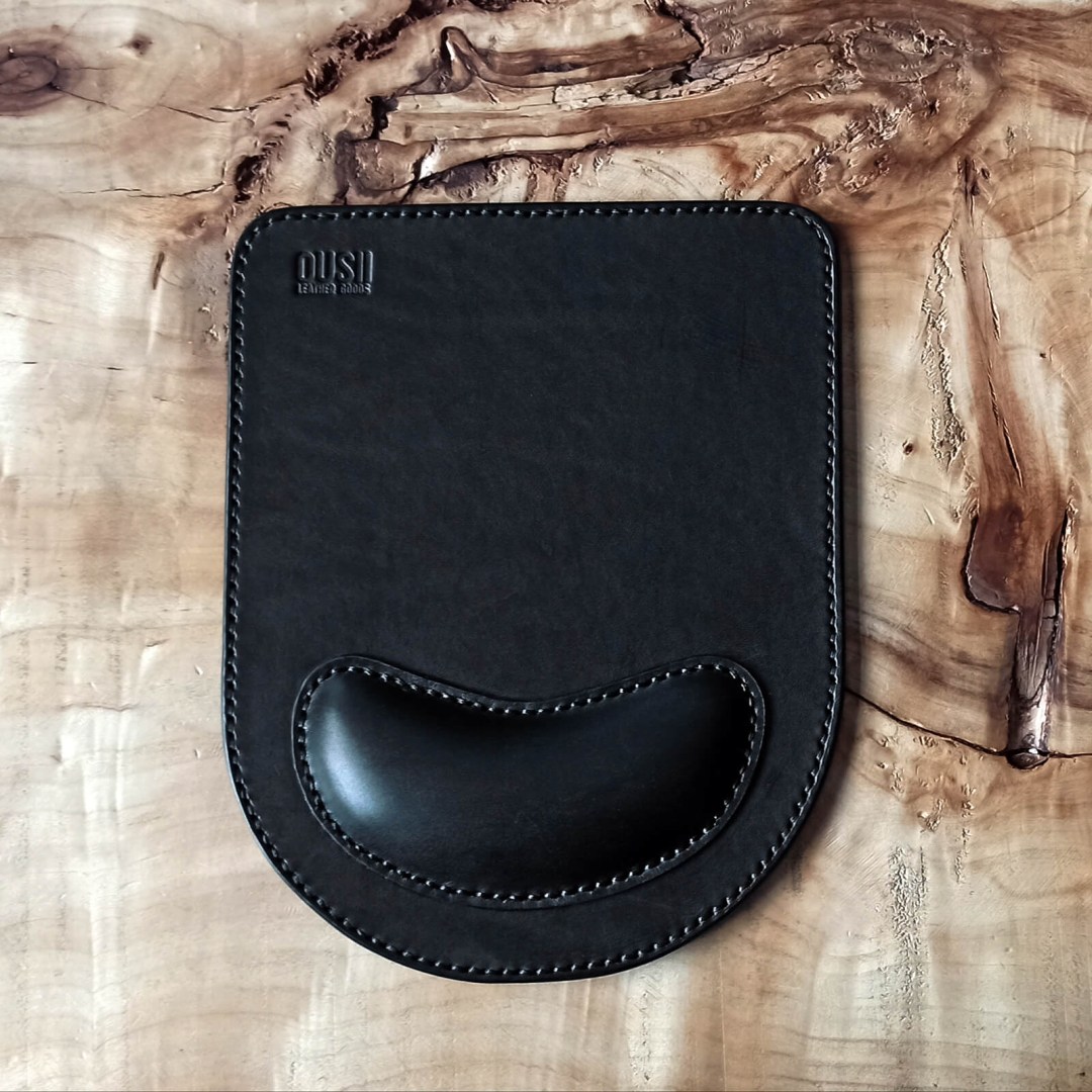 Δερμάτινο mousepad SEMI με εργονομικό σχεδιασμό και δυνατότητα χάραξης.